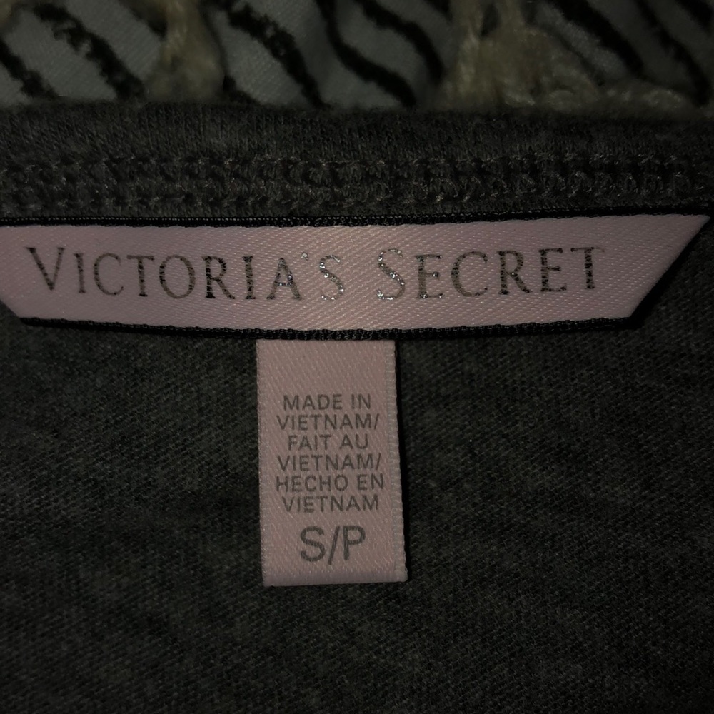 Gray quarter sleeve shirt